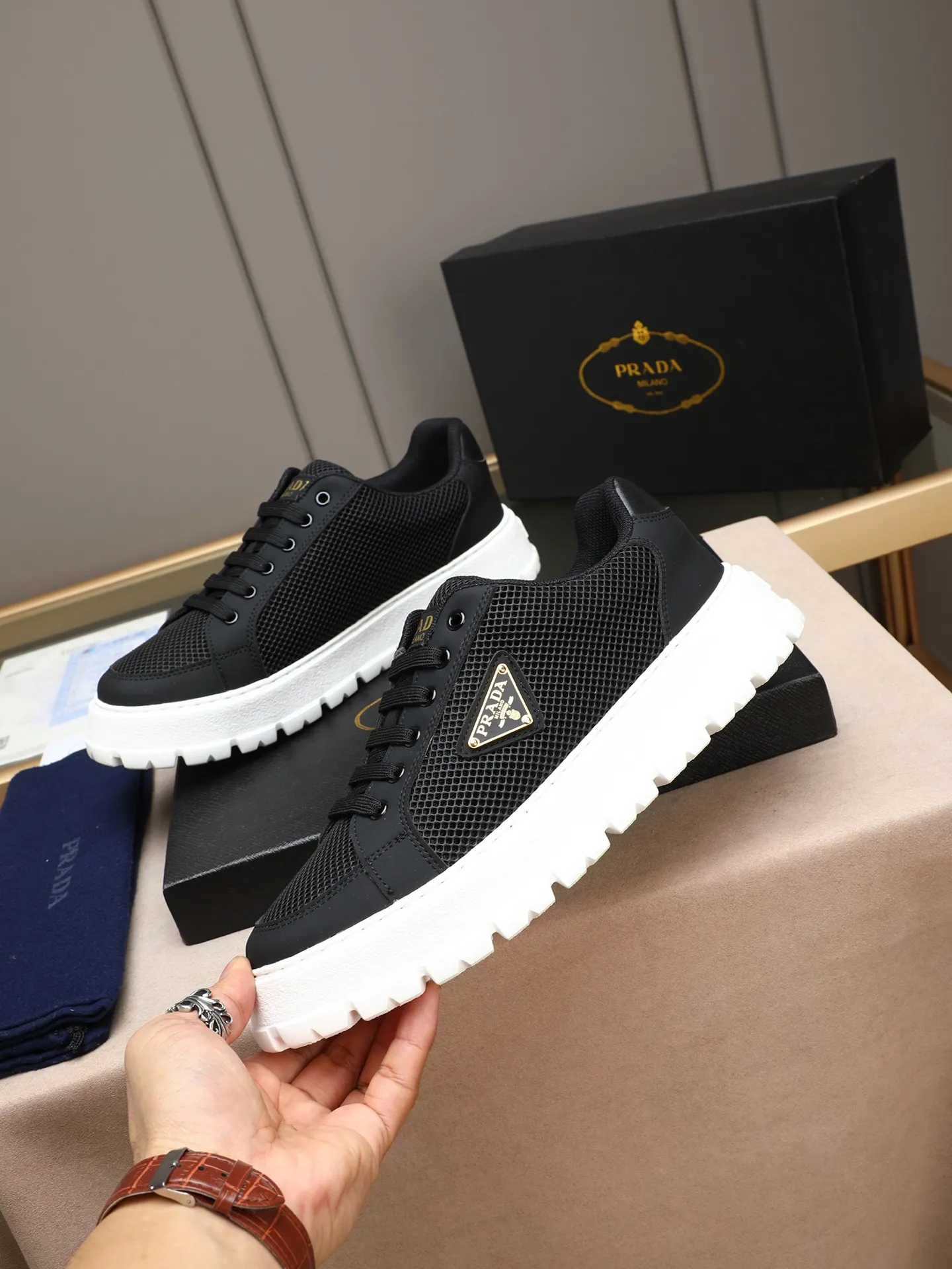 Men's Men's Shoes 💰440 Prada/Prada Men's new casual shoes, this sports shoe is made of imported calfskin upper with breathable mesh and breathable mesh lining. The foot pads are made of sheepskin, and the outsole is made of non-slip sports exclusive rubber outsole with logo. It feels good on the feet and is a fashionable item! Size: 38-44 (45 customized)